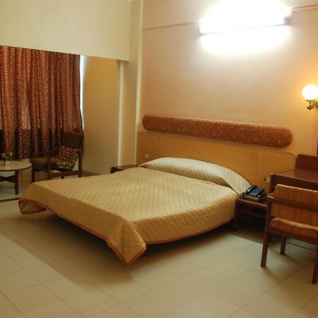 Hotel Raviraj Пуне Екстер'єр фото