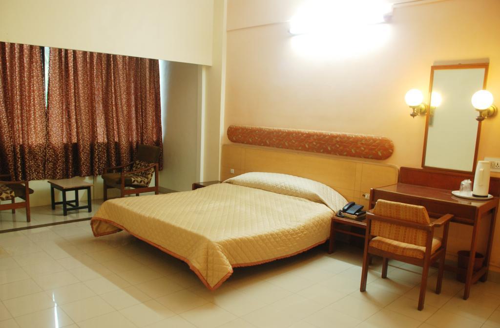 Hotel Raviraj Пуне Екстер'єр фото