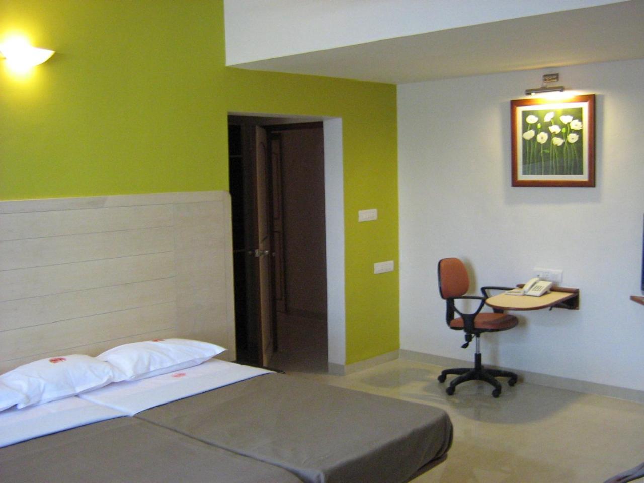 Hotel Raviraj Пуне Екстер'єр фото
