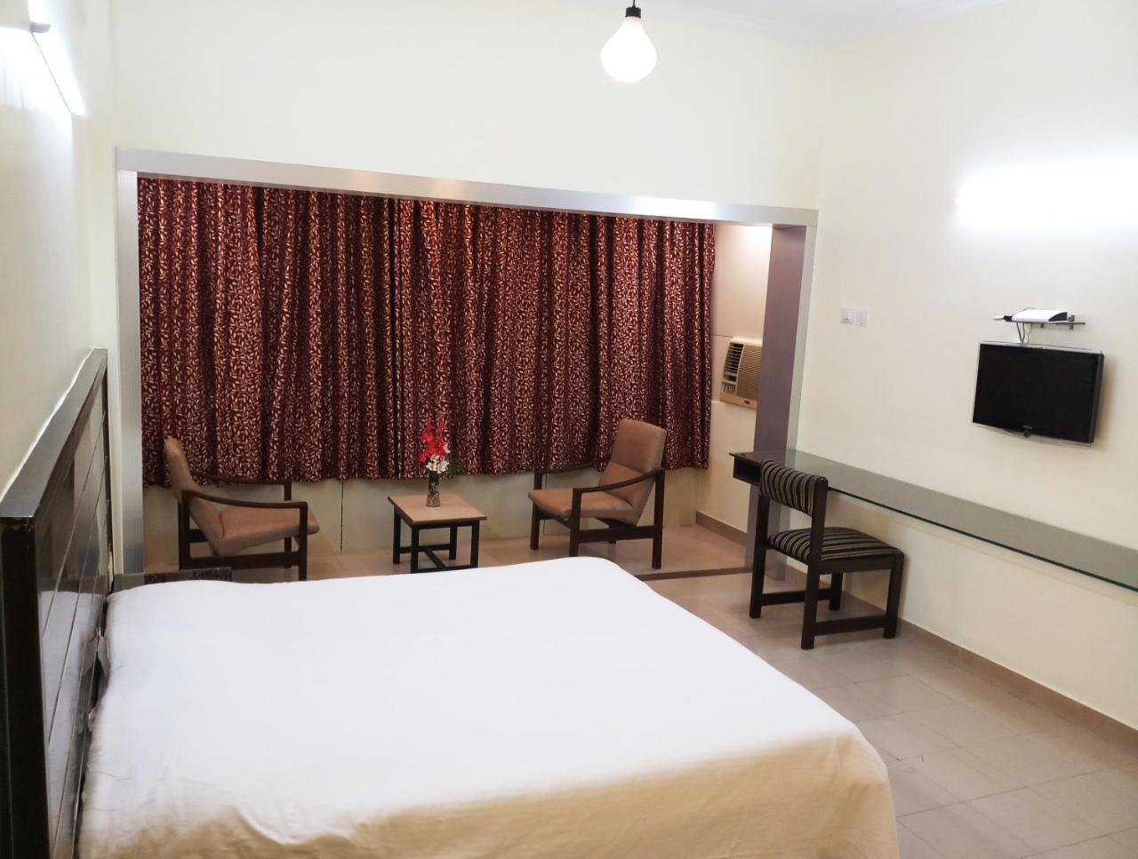 Hotel Raviraj Пуне Екстер'єр фото